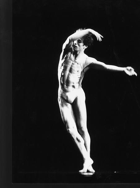 Rudolf Nureyev (1938-1993). Numero uno della danza classica mondiale, neg fino a qualche anno prima della morte di essere malato di AIDS.